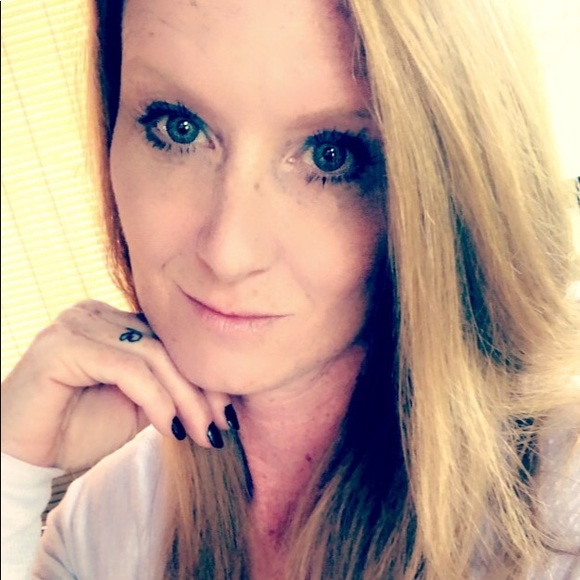 Meet your Posher, Amy - Picture 2 of 2